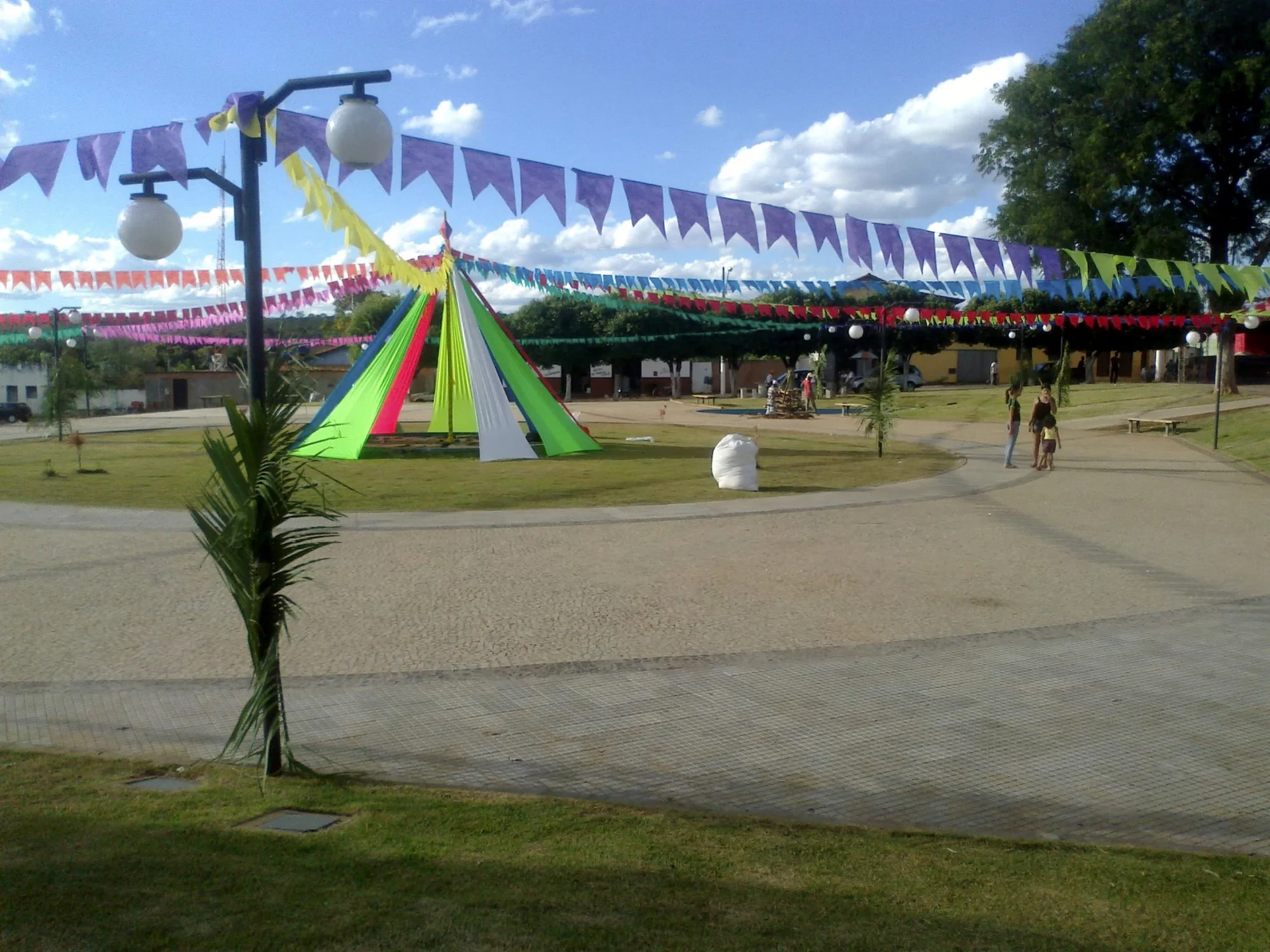 /image/fotos-antigas-lagoa-dos-patos-mg-em-memorias?src=https%3A%2F%2Fimg1.pixhost.to%2Fimages%2F10289%2F662750145_lagoa-dos-patos-mg-praca-31-de-marco.jpg&w=2000&q=85