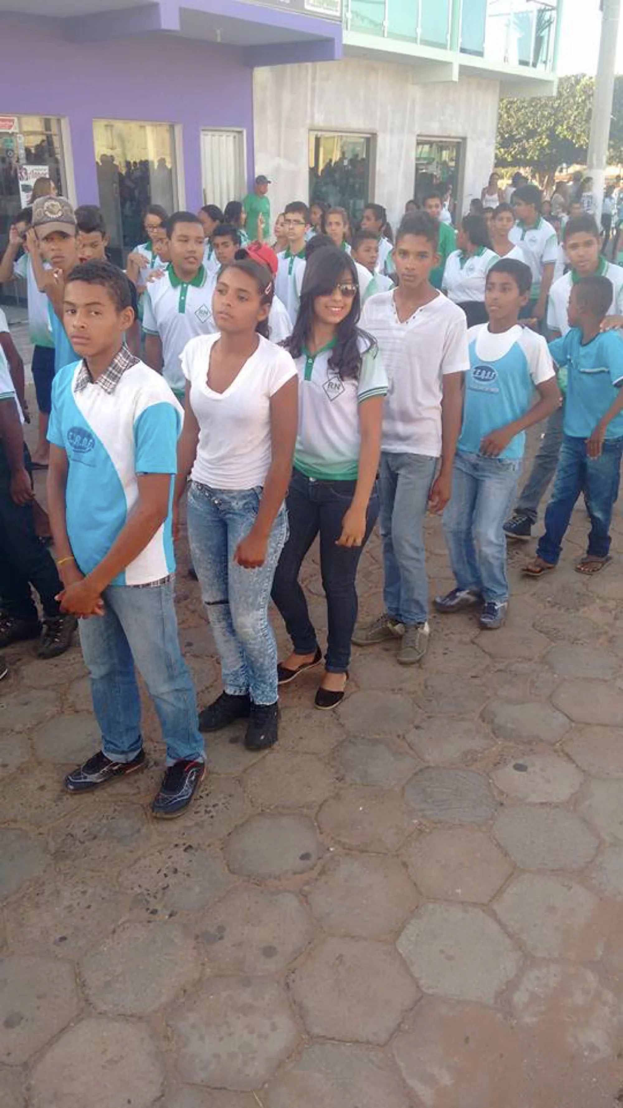 /image/fotos-antigas-lagoa-dos-patos-mg-em-memorias?src=https%3A%2F%2Fimg1.pixhost.to%2Fimages%2F10289%2F662750329_7-setembro-escola-raimundo-nonato-da-fonseca-02.jpg&w=2000&q=85