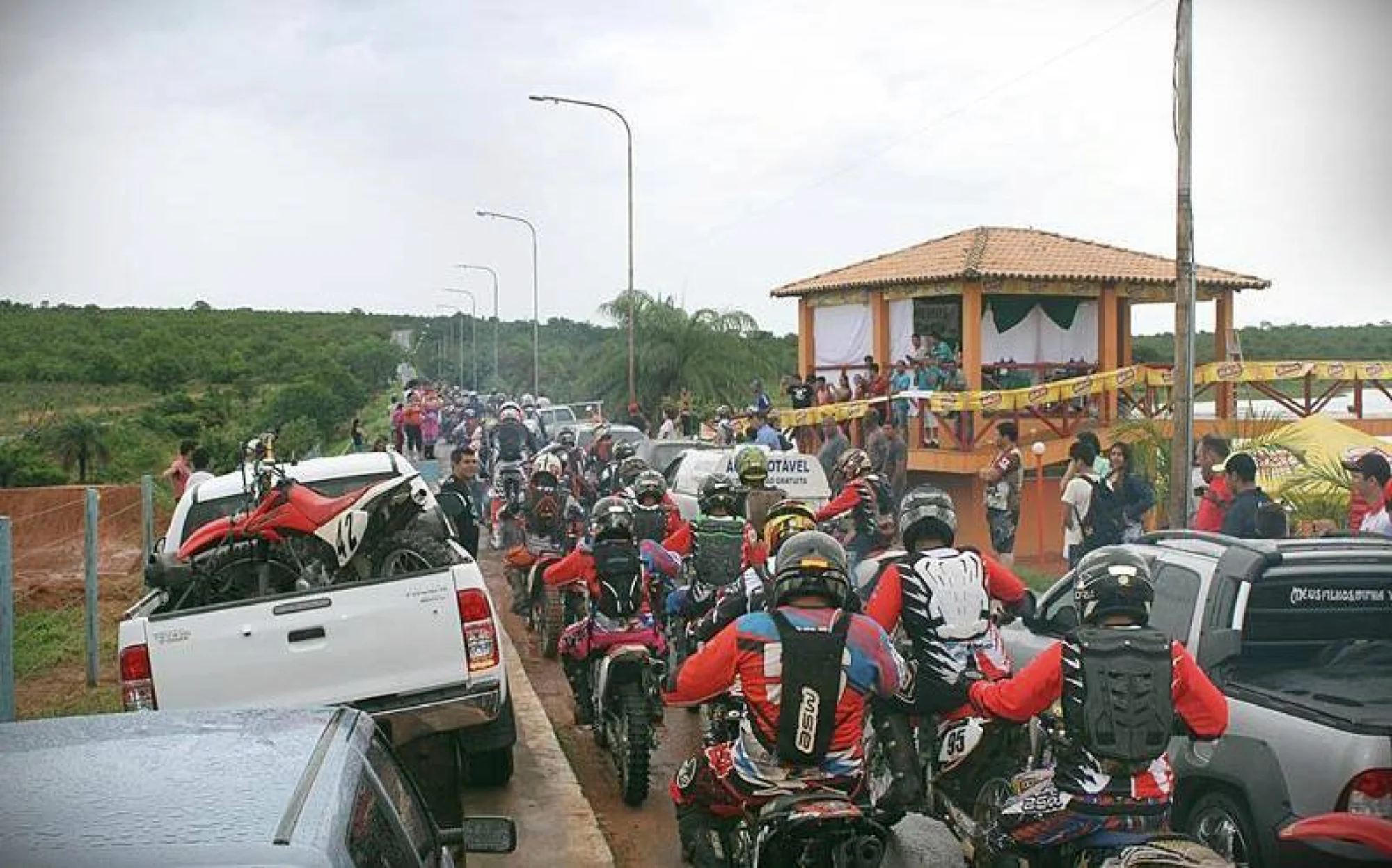 /image/fotos-antigas-lagoa-dos-patos-mg-em-memorias?src=https%3A%2F%2Fimg1.pixhost.to%2Fimages%2F10289%2F662750519_acao-global-lagoa-dos-patos-motocross-02.jpg&w=2000&q=85