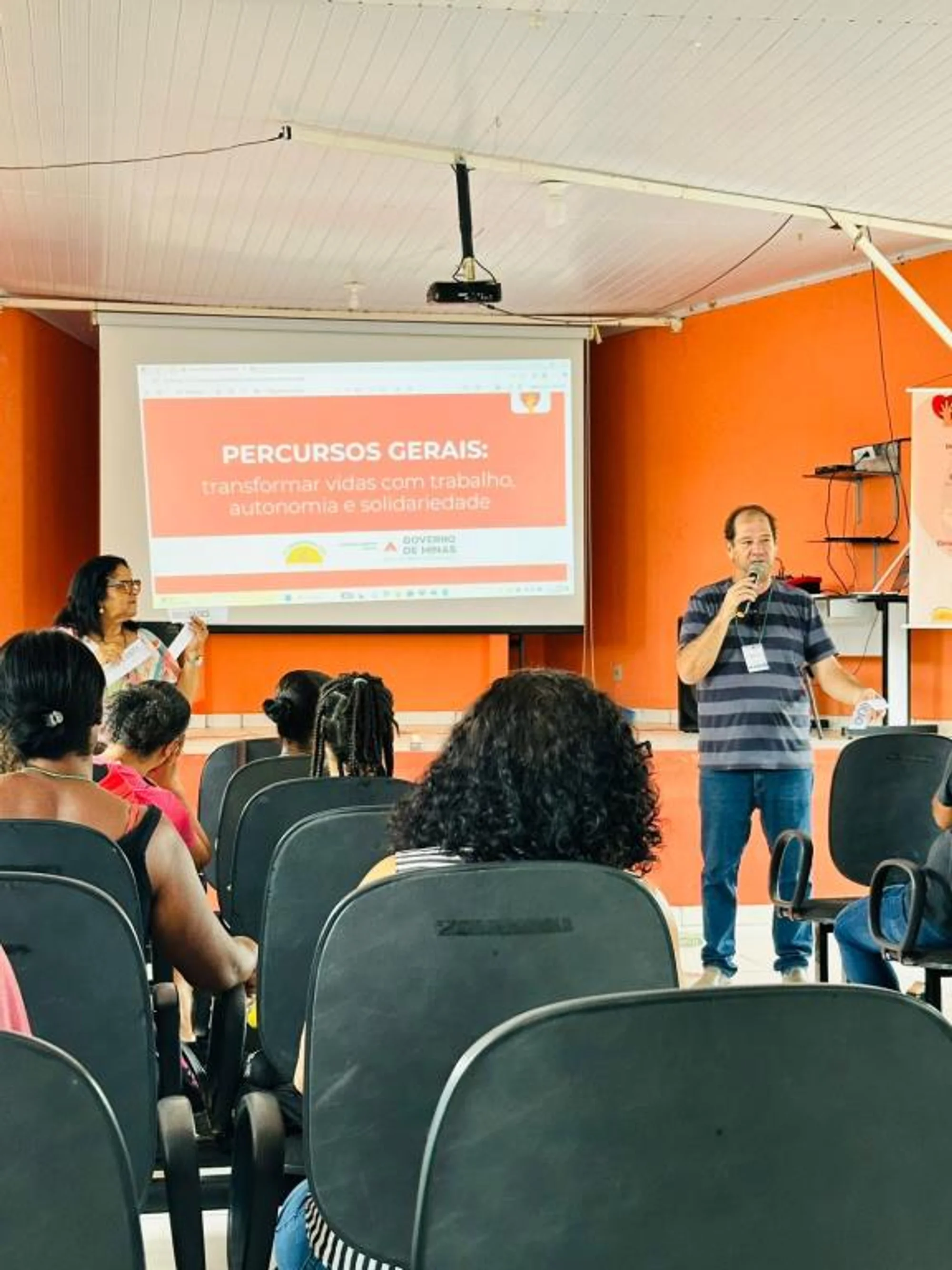 /image/lagoa-dos-patos-mg-promove-1a-oficina-do-programa-percursos-gerais-e-fortalece-agricultura-familiar-e-geracao-de-renda?src=https%3A%2F%2Fecrie.com.br%2Fsistema%2Fconteudos%2Fimagem%2Fm_276_12_17_04112025075820.jpg&w=2000&q=85