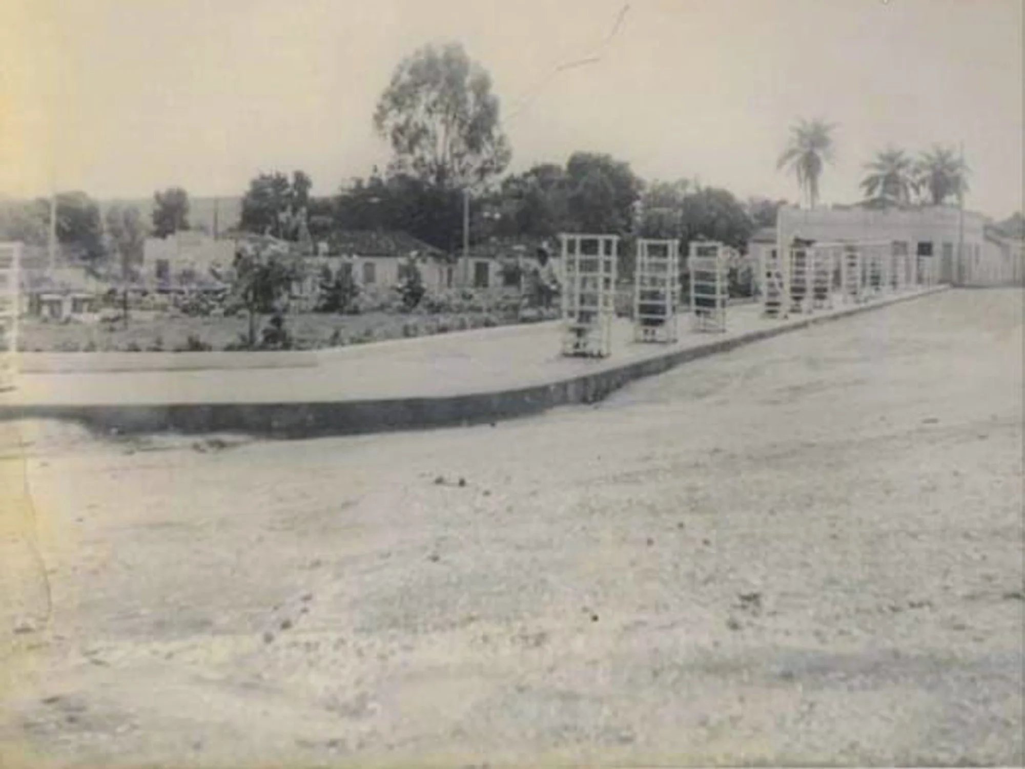 /image/praca-da-matriz-um-patrimonio-historico-e-cultural-de-lagoa-dos-patos-mg?src=https%3A%2F%2Fsalamineira.netlify.app%2Ffotos-antigas%2Ffotos-antigas-lagoa-dos-patos-mg-4.jpeg&w=2000&q=85