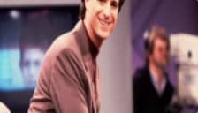 Imagem do ator bobo saget sorrindo para uma foto